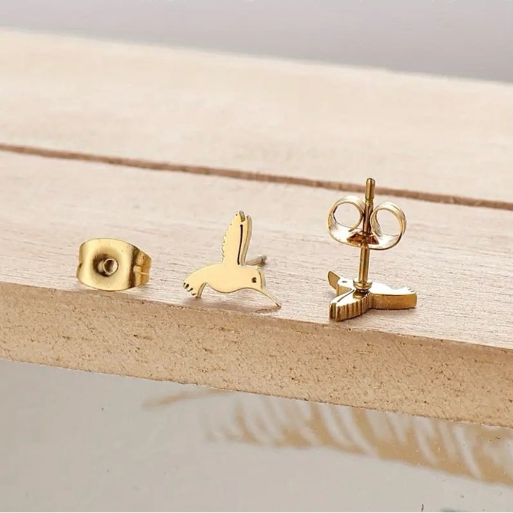 NEW Dainty Hummingbird stud Earrings in Gold color - Boutique - Picture 3 of 5